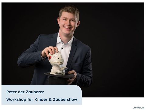 Ein Porträt von Katharina Thalbach in einem Hut mit Brille. Sie lächelt freundlich in die Kamera.