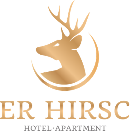 Ein elegantes Logo mit einem stilisierten Hirschkopf in Goldtönen. Darunter steht „DER HIRSCH HOTEL·APARTMENT“ in klarer Schrift.