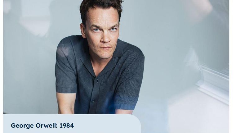 Ein Porträt von Katharina Thalbach in einem Hut mit Brille. Sie lächelt freundlich in die Kamera.