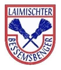 Ein Emblem mit zwei gekreuzten Besen und Händen, die die Besen halten. Der Text oben lautet "LAIMISCHTER" und unten "BESSEMSBENGER".