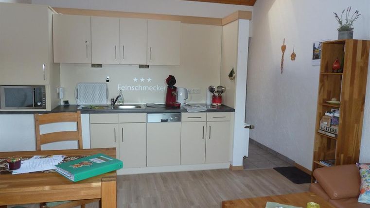 Eine gemütliche Küche mit modernem Design und Holzdetails. Der Essbereich ist einfach eingerichtet und einladend.