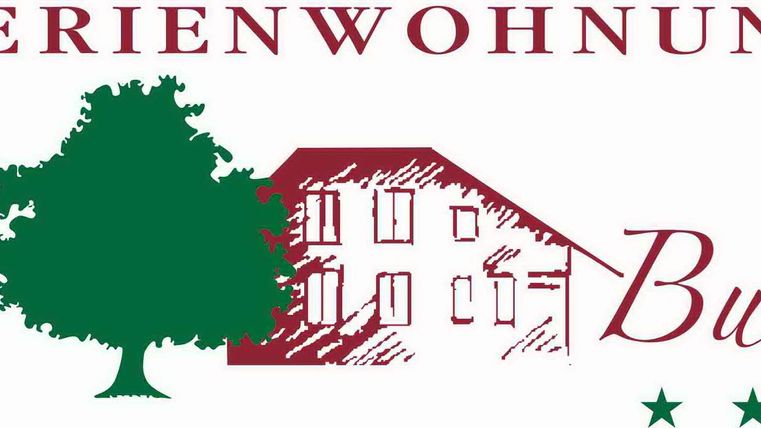 Ein Logo für eine Ferienwohnung namens "Zur Buche". Es zeigt ein Haus mit einem Baum und drei Sterne.