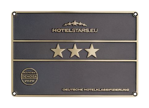 Ein Schild zur Hotelklassifizierung mit drei Sternen. Es trägt die Aufschrift "HOTELSTARS.EU" und "DEUTSCHE HOTELKLASSIFIZIERUNG".