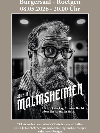 Ein Schwarz-Weiß-Foto von Jochen Malmsheimer mit Brille und Bart. Der Text kündigt eine Veranstaltung im Bürgersaal Roetgen für den 08. Mai 2026 an.
