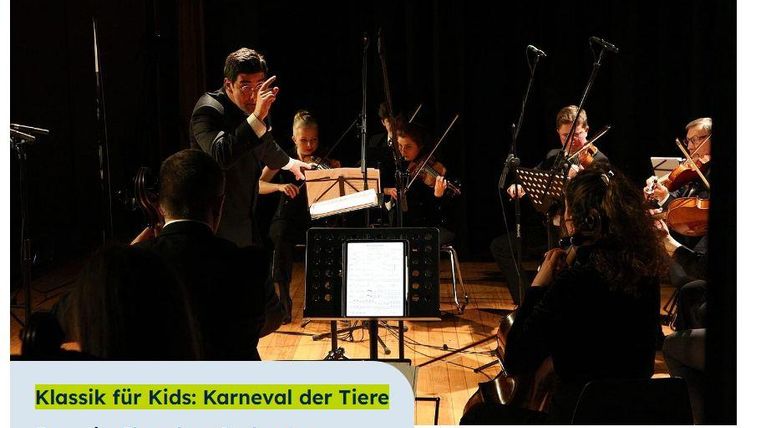 Ein Porträt von Katharina Thalbach in einem Hut mit Brille. Sie lächelt freundlich in die Kamera.