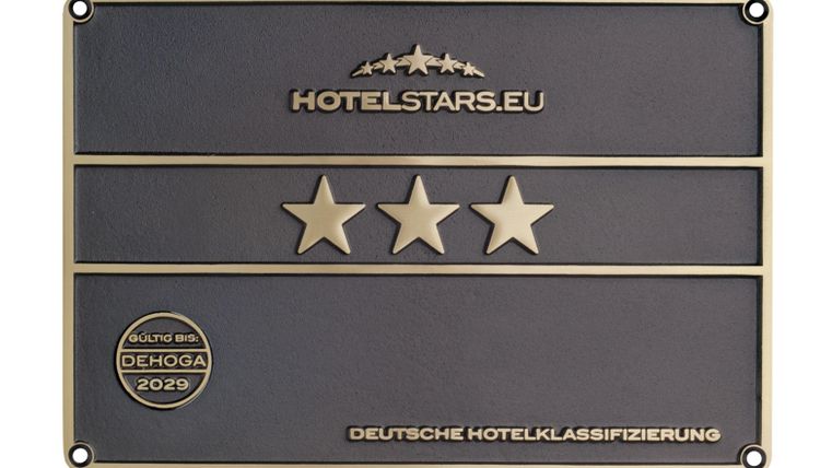 Ein Schild zur Hotelklassifizierung mit drei Sternen. Es trägt die Aufschrift "HOTELSTARS.EU" und "DEUTSCHE HOTELKLASSIFIZIERUNG".