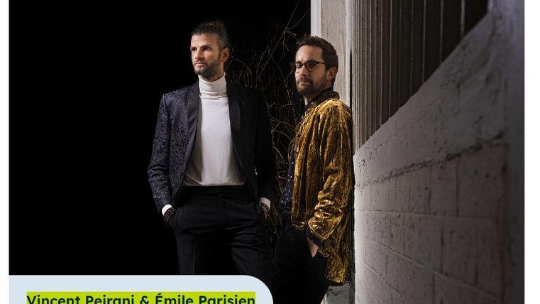 Ein Porträt von Katharina Thalbach in einem Hut mit Brille. Sie lächelt freundlich in die Kamera.