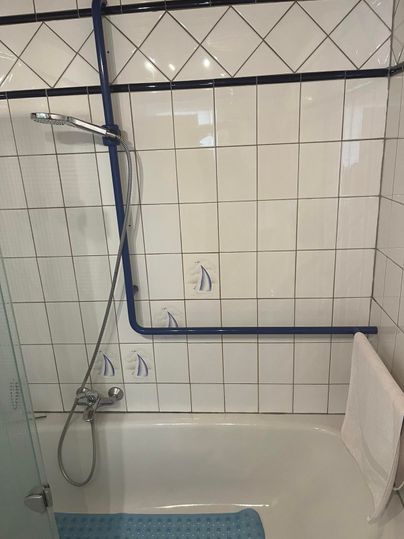 Die Dusch-Badewanne hat einen Haltegriff.