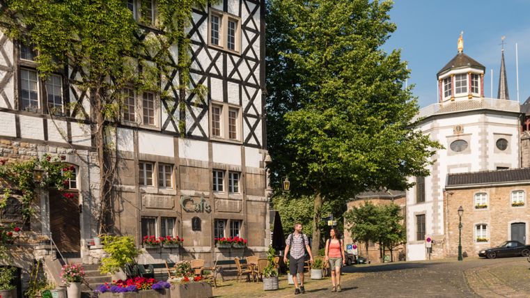 Historische Fachwerkhäuser und Spaziergänger auf dem Marktplatz in Kornelimünster.