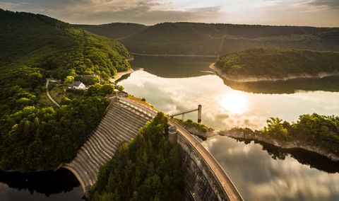 Luftaufnahme der Urfttalsperre im Nationalpark Eifel bei Sonnenuntergang.