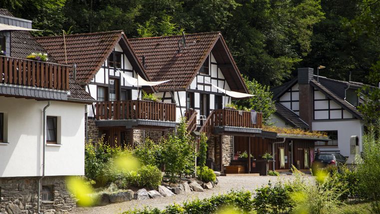 Ein charmantes Ferienhausdorf mit modernen und traditionellen Architekturen. Umgeben von grünen Bäumen und einer ruhigen Atmosphäre.