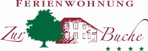 Ein Logo für eine Ferienwohnung namens "Zur Buche". Es zeigt ein Haus mit einem Baum und drei Sterne.