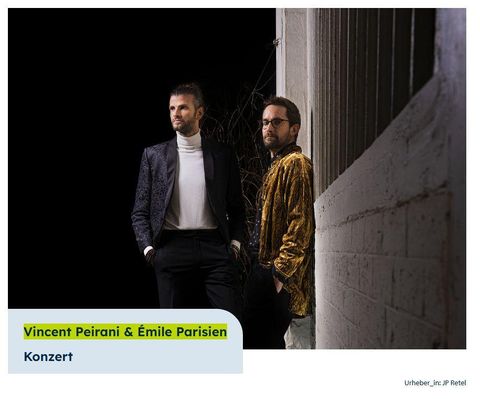 Ein Porträt von Katharina Thalbach in einem Hut mit Brille. Sie lächelt freundlich in die Kamera.