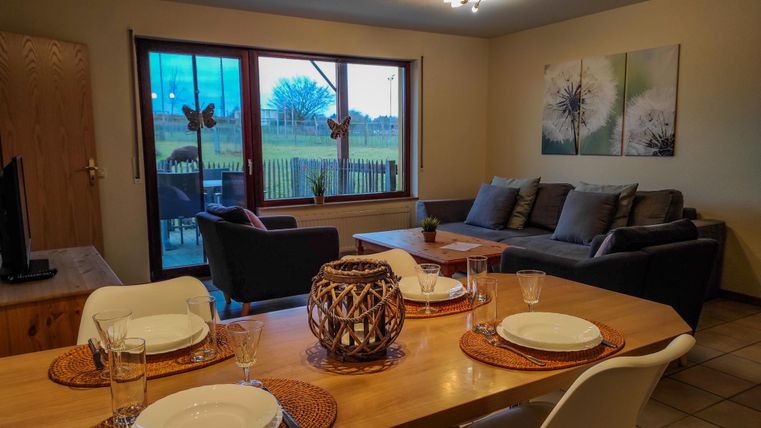 Ein einladender Bauernhof in der Eifel mit Blick auf Kühe und grüne Landschaft. Gemütliche Ferienwohnungen bieten eine perfekte Gelegenheit für einen Natururlaub.
