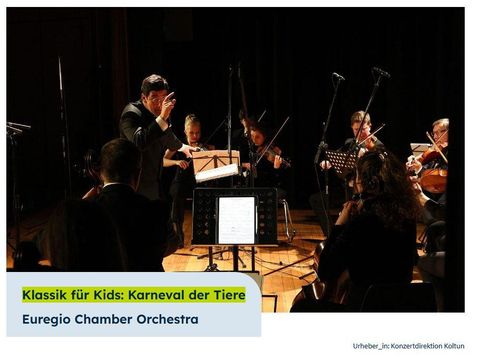 Ein Porträt von Katharina Thalbach in einem Hut mit Brille. Sie lächelt freundlich in die Kamera.