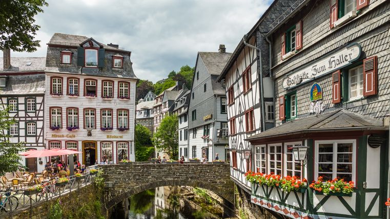 Fachwerkhäuser und Brücke über einen Bach in Monschau.