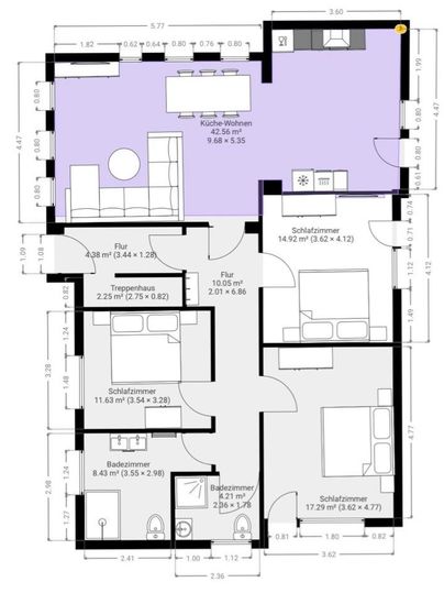 Ein Grundriss eines Hauses mit verschiedenen Räumen. Die Küche und das Wohnzimmer sind im Mittelpunkt, umgeben von Schlafzimmern und Badezimmern.