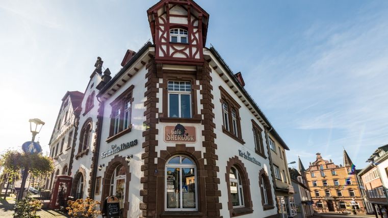 Historisches Gebäude mit Café Sherlock in Hillesheim.
