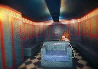 Ein idyllischer Raum mit blauen Mosaikwänden und einem gemütlichen Sitzbereich. Zwei Personen entspannen in einer ruhigen Atmosphäre.