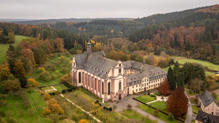 Luftaufnahme des Klosters Himmerod in herbstlicher Landschaft.