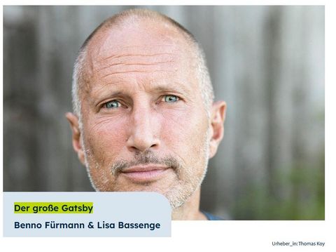 Ein Musiker spielt Cello auf der Bühne. Das Bild zeigt konzentrierte Musikalität und einen melancholischen Ausdruck.