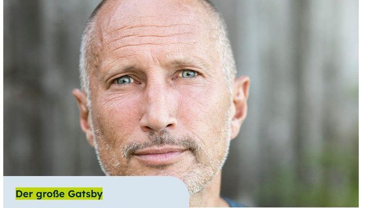 Ein Musiker spielt Cello auf der Bühne. Das Bild zeigt konzentrierte Musikalität und einen melancholischen Ausdruck.